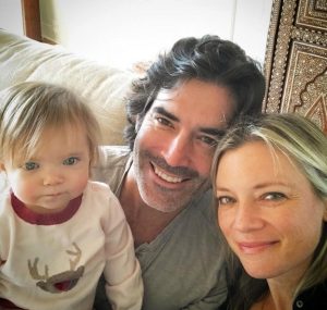 Amy Smart with her husband and kid 