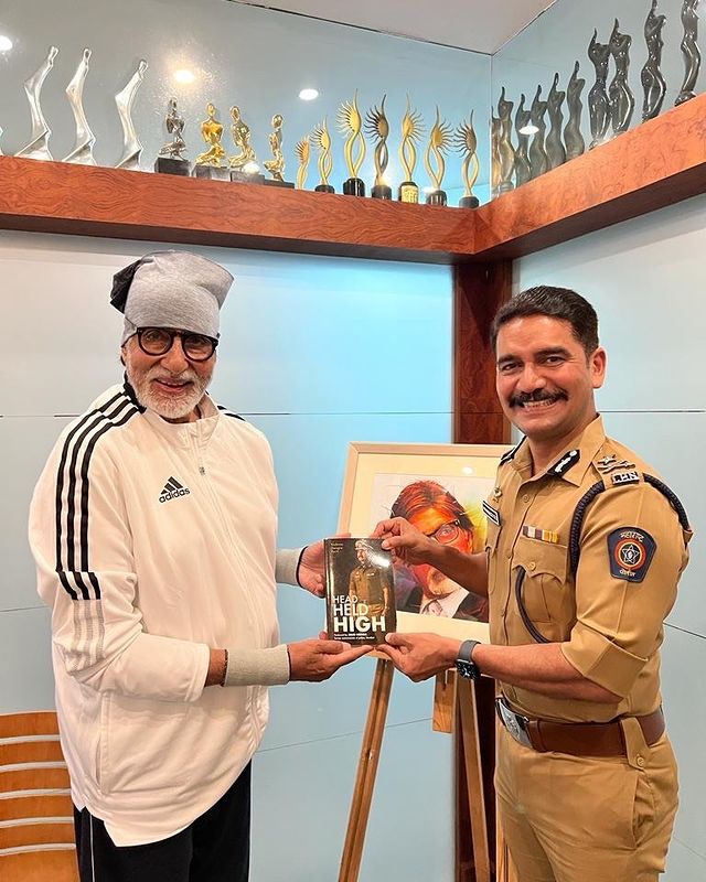 Amitabh Bachchan with police officer Vishwas Nangre Patil.