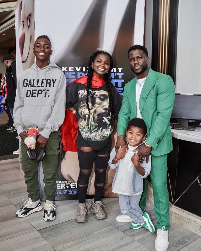 Kevin Hart with her family