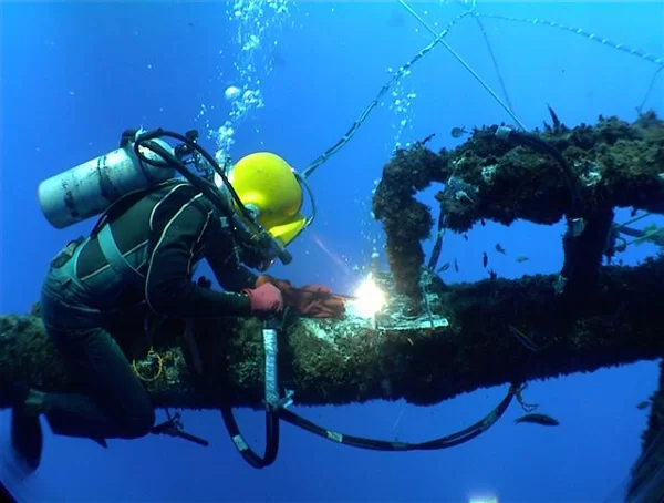 Underwater welders image